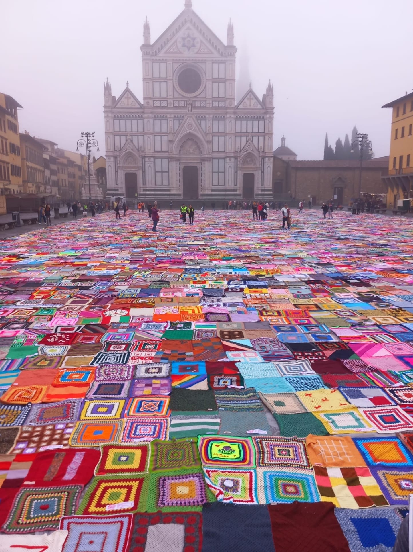 Donne: contro la violenza migliaia di coperte distese in piazza Santa Croce